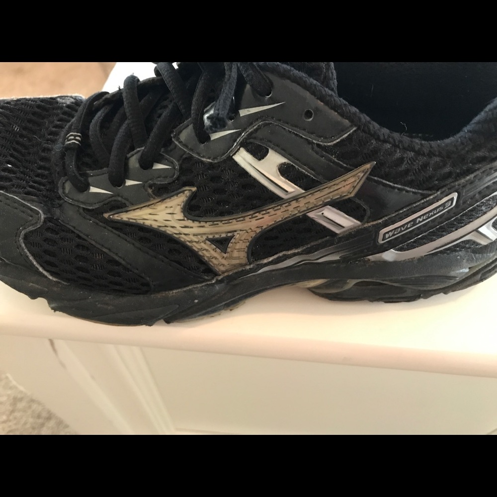Mizuno tennis shoes size 7.5